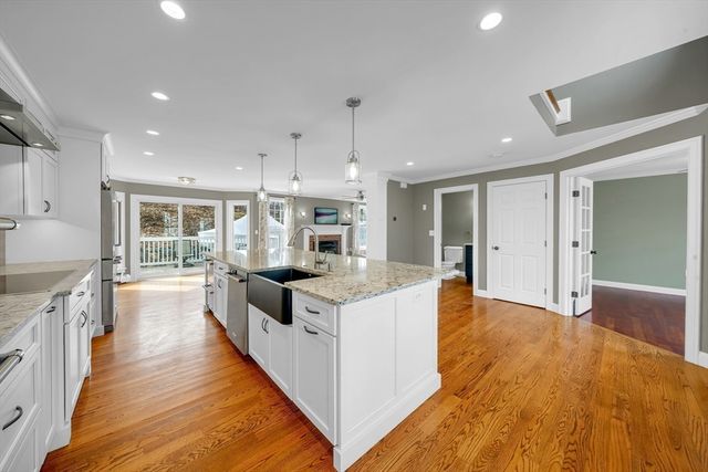 8 Jacqueline Dr, Amesbury, MA 01913