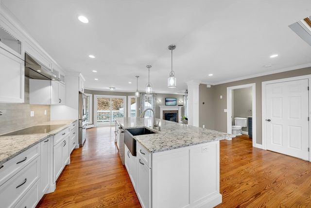 8 Jacqueline Dr, Amesbury, MA 01913