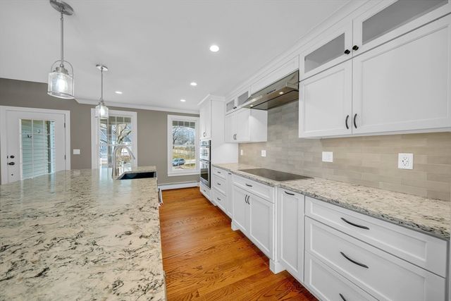 8 Jacqueline Dr, Amesbury, MA 01913