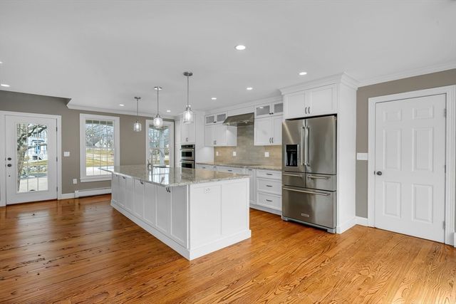 8 Jacqueline Dr, Amesbury, MA 01913