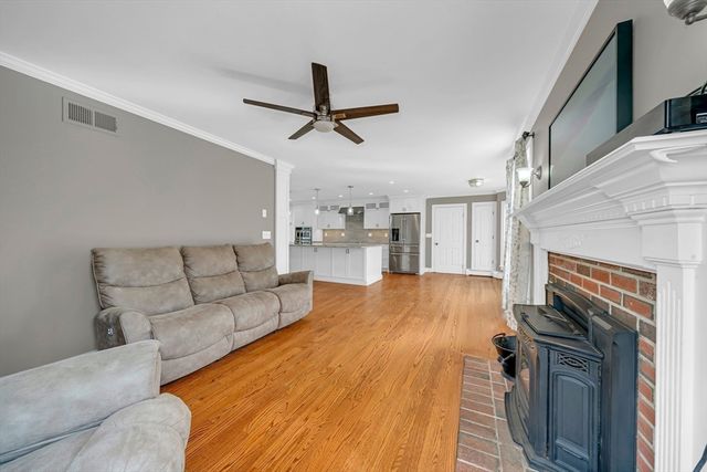 8 Jacqueline Dr, Amesbury, MA 01913