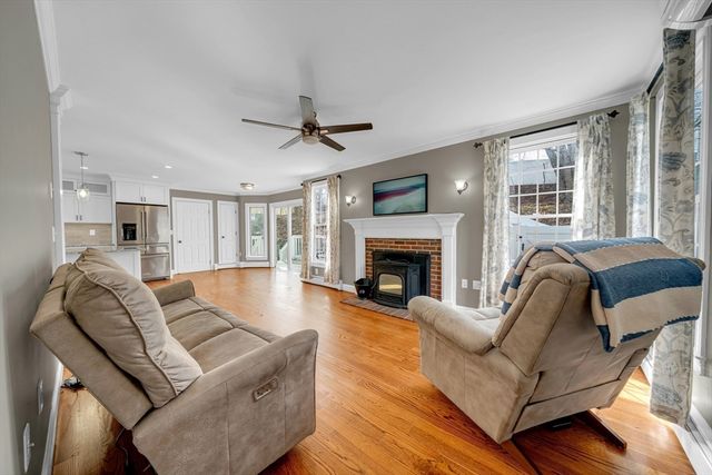 8 Jacqueline Dr, Amesbury, MA 01913