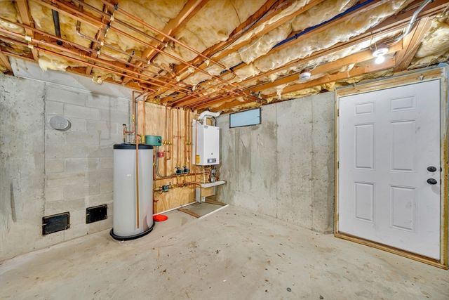 8 Jacqueline Dr, Amesbury, MA 01913