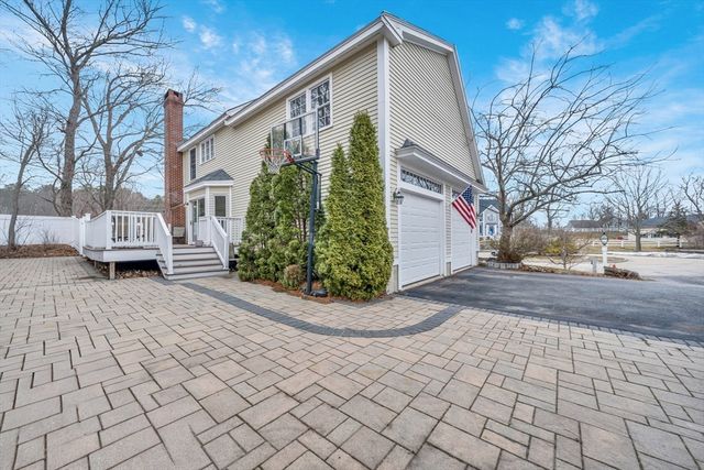 8 Jacqueline Dr, Amesbury, MA 01913