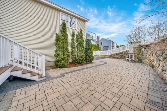 8 Jacqueline Dr, Amesbury, MA 01913