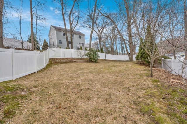 8 Jacqueline Dr, Amesbury, MA 01913