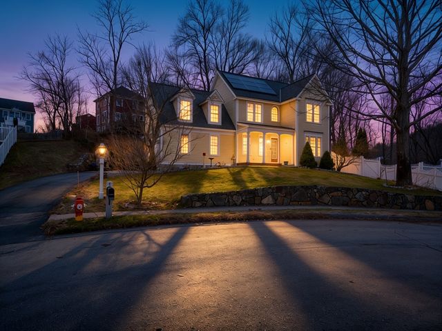 8 Jacqueline Dr, Amesbury, MA 01913