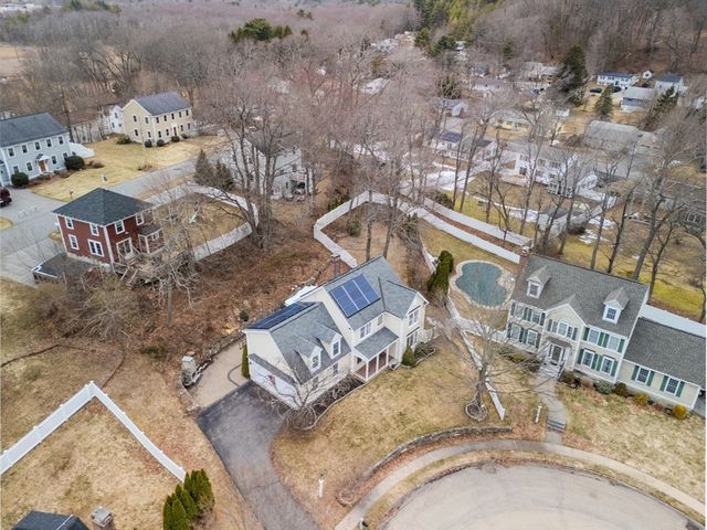 8 Jacqueline Dr, Amesbury, MA 01913