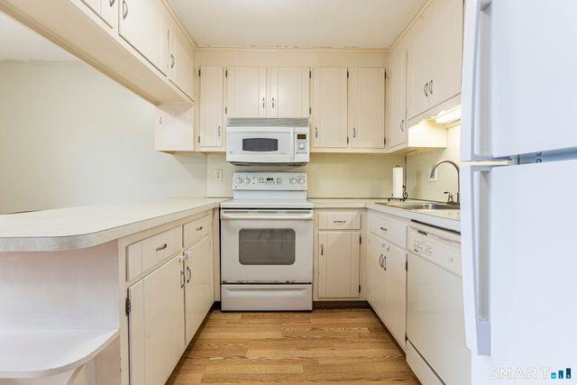 71 White Oak Avenue APT B6, Plainville, CT 06062