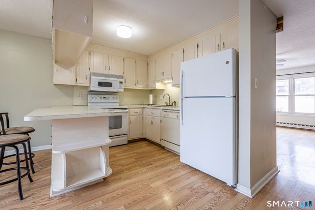 71 White Oak Avenue APT B6, Plainville, CT 06062