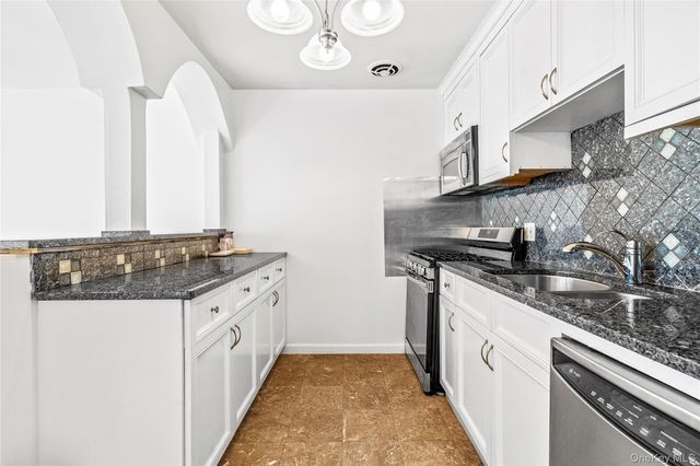 5 Wyndover Woods Lane 23, White Plains, NY 10603
