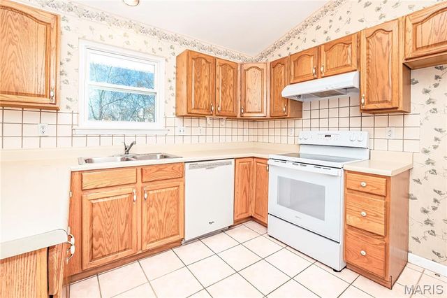 175 Keystone Drive, Fenton, MO 63026