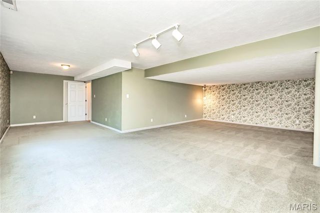 175 Keystone Drive, Fenton, MO 63026