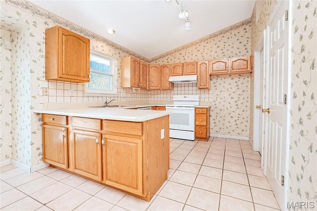 175 Keystone Drive, Fenton, MO 63026