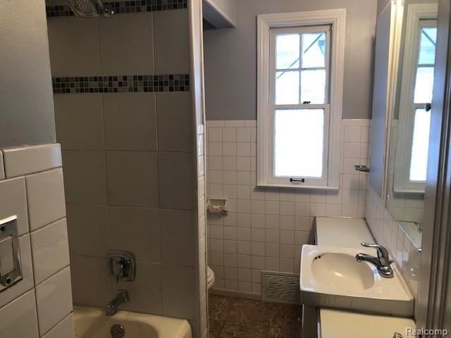 20644 Elkhart Street, Harper Woods, MI 48225