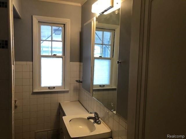 20644 Elkhart Street, Harper Woods, MI 48225