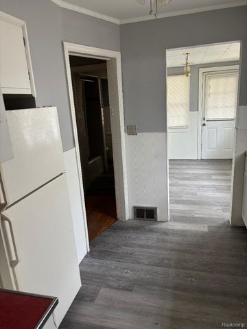 20644 Elkhart Street, Harper Woods, MI 48225