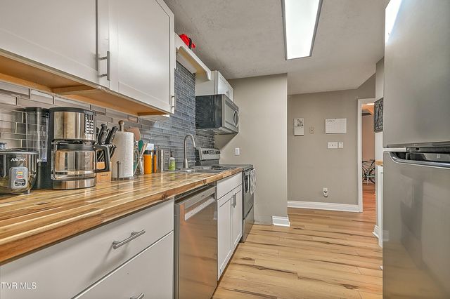 701 West Locust Street Apt 16, Johnson City, TN 37604
