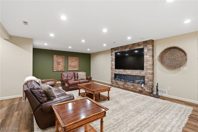 312 Aberdeen Lane, Aurora, OH 44202