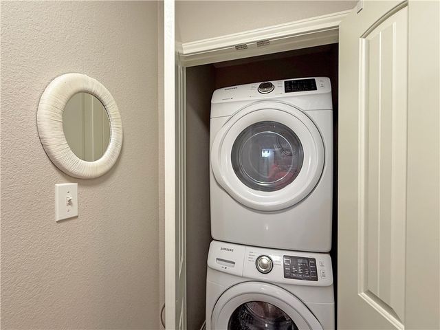 1020 S Live Oak St, Rockport, TX 78382