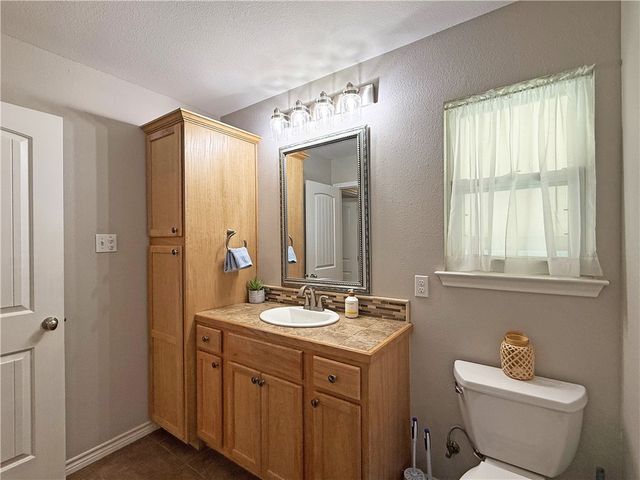 1020 S Live Oak St, Rockport, TX 78382