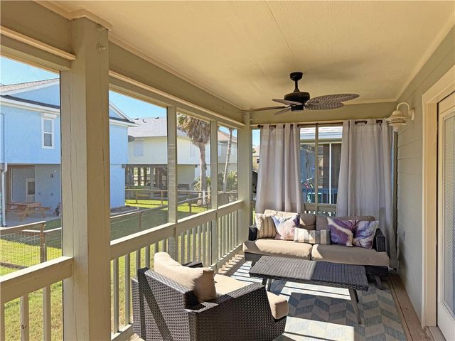 1020 S Live Oak St, Rockport, TX 78382