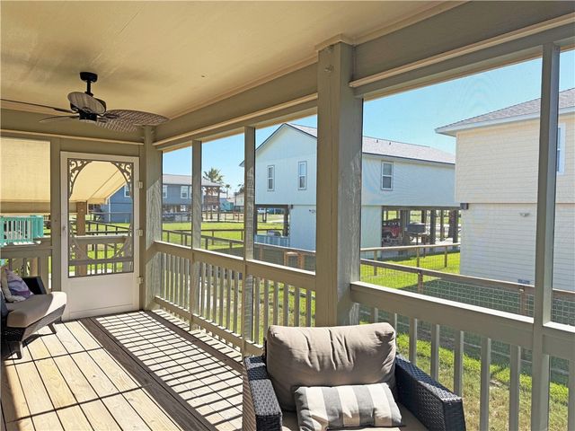 1020 S Live Oak St, Rockport, TX 78382