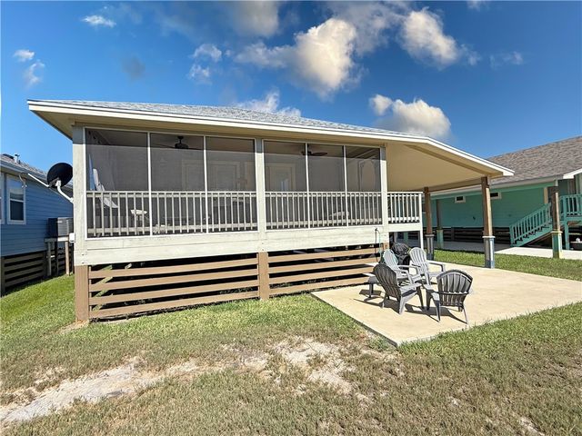 1020 S Live Oak St, Rockport, TX 78382