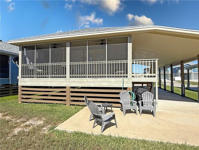 1020 S Live Oak St, Rockport, TX 78382