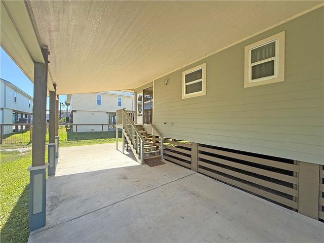 1020 S Live Oak St, Rockport, TX 78382