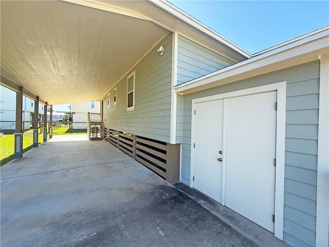 1020 S Live Oak St, Rockport, TX 78382