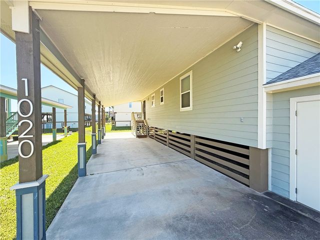 1020 S Live Oak St, Rockport, TX 78382
