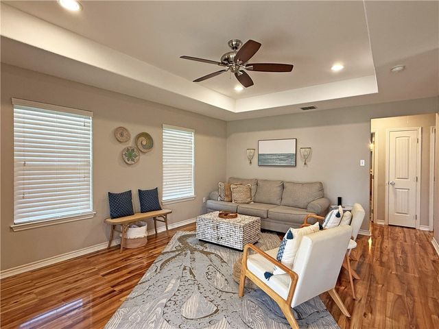 1020 S Live Oak St, Rockport, TX 78382