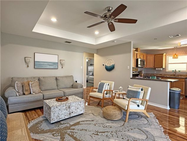 1020 S Live Oak St, Rockport, TX 78382