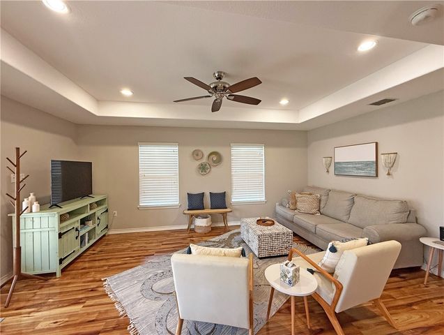 1020 S Live Oak St, Rockport, TX 78382