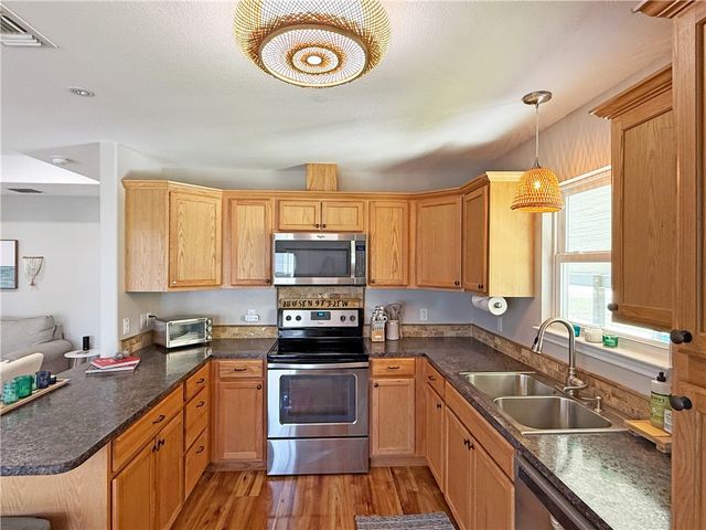 1020 S Live Oak St, Rockport, TX 78382