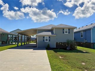 1020 S Live Oak St, Rockport, TX 78382