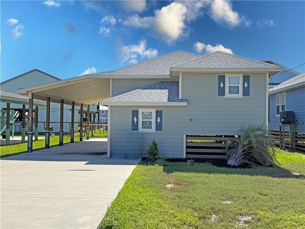 1020 S Live Oak St, Rockport, TX 78382 — photo 2