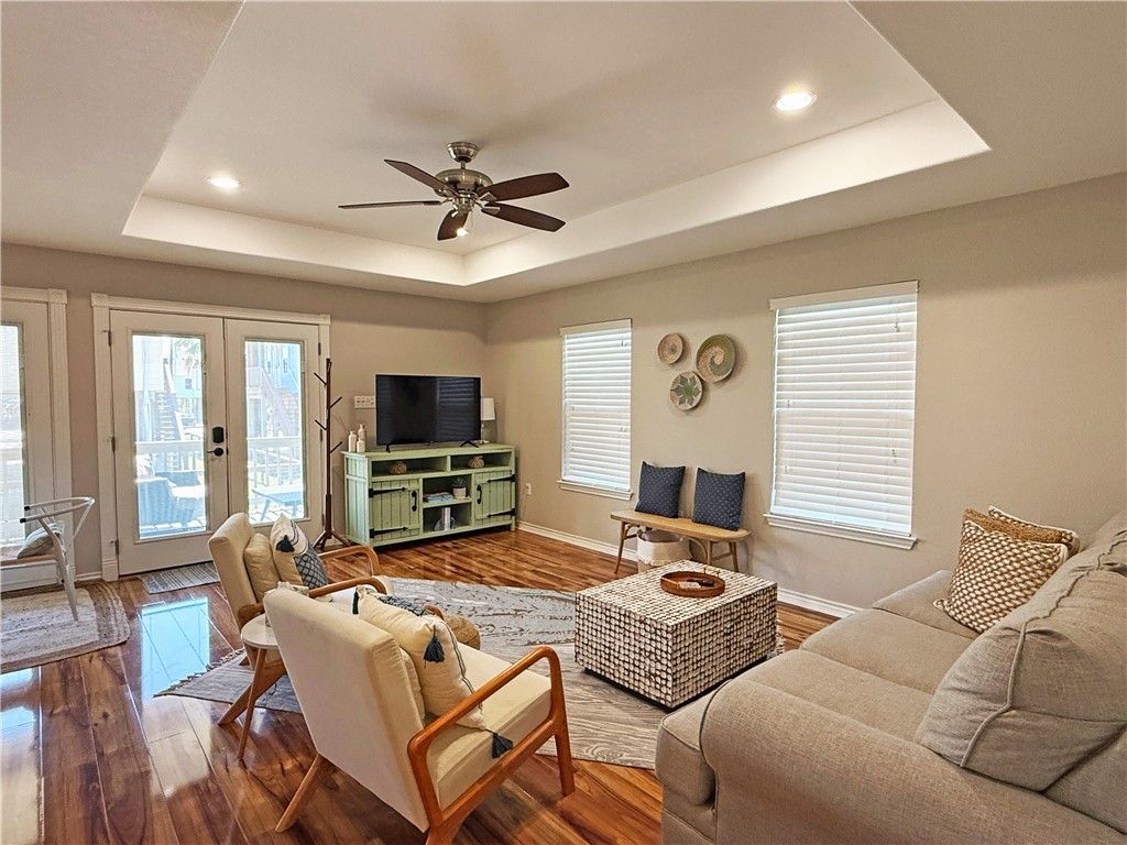 1020 S Live Oak St, Rockport, TX 78382 — photo 3