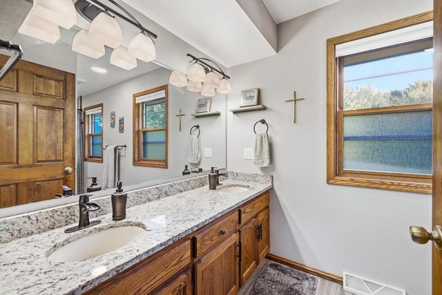 S44W23627 Amy James DRIVE, Waukesha, WI 53189