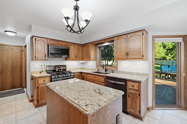 S44W23627 Amy James DRIVE, Waukesha, WI 53189