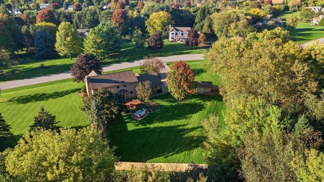 S44W23627 Amy James DRIVE, Waukesha, WI 53189