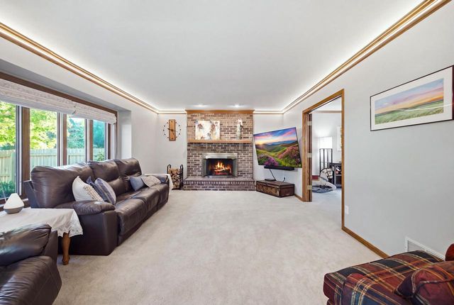 S44W23627 Amy James DRIVE, Waukesha, WI 53189