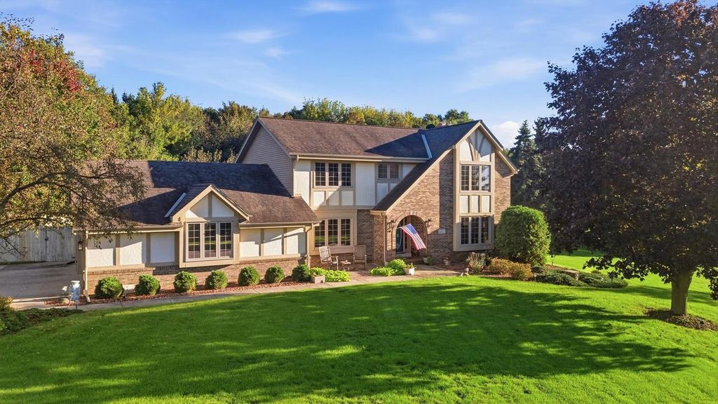 S44W23627 Amy James DRIVE, Waukesha, WI 53189