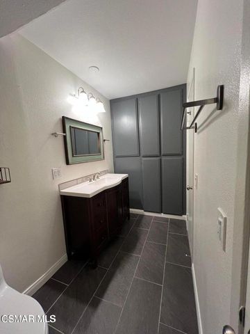 1342 E Hillcrest Drive 17, Thousand Oaks, CA 91362