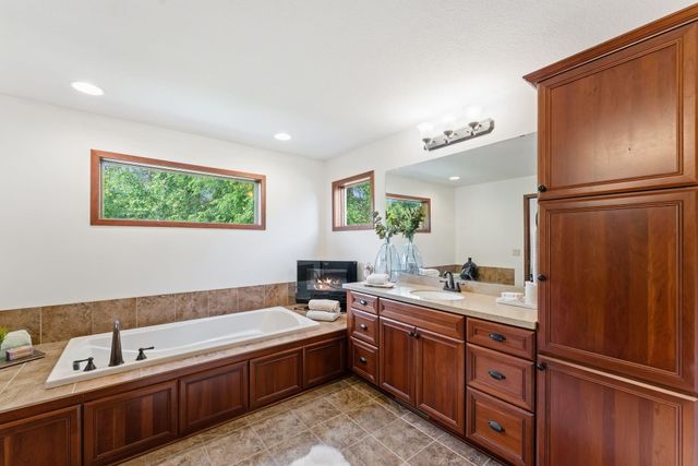 9160 Gateway Lane, Eden Prairie, MN 55347