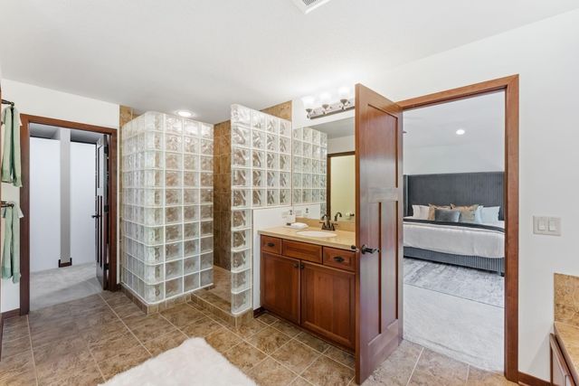 9160 Gateway Lane, Eden Prairie, MN 55347