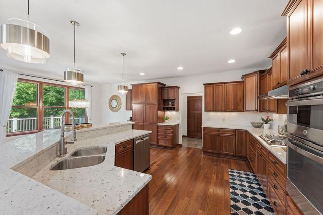 9160 Gateway Lane, Eden Prairie, MN 55347