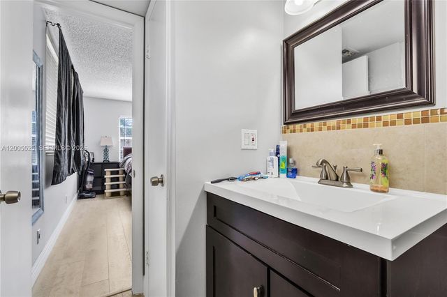 3777 NW 78th Avenue 15A, Davie, FL 33024