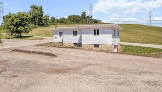 810 Carlton Dr, Bentleyville, PA 15314